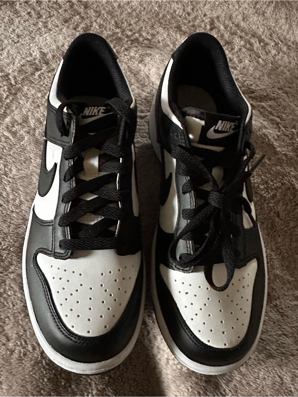 Nike Big Kids 6.5Y Black and White Low-Top Sneakers